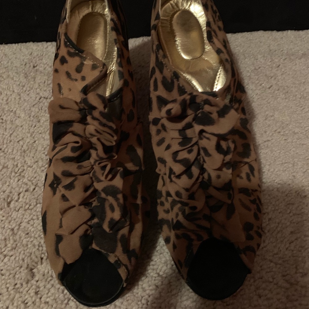 Size 10 exotic high heeled shoe.